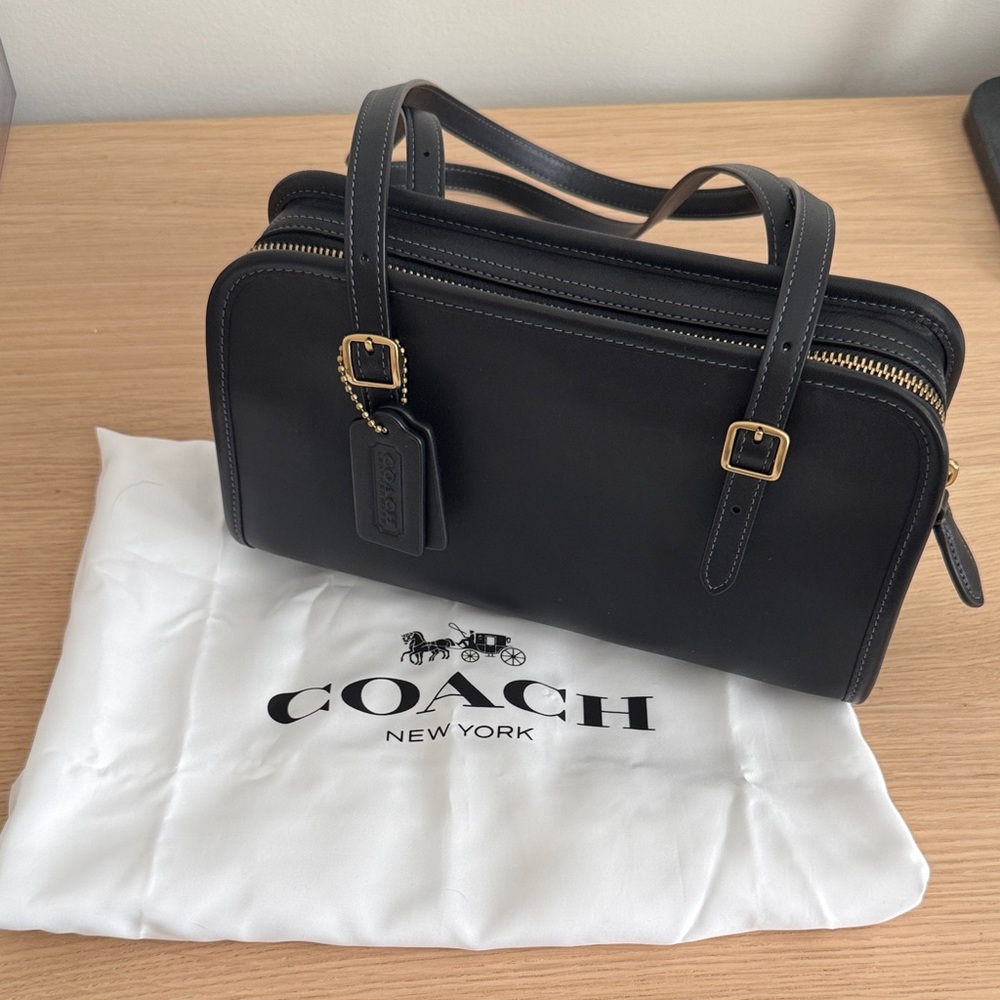Coach Swing Zip black leather